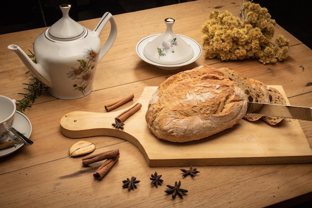 Świeży domowy chleb i zioła